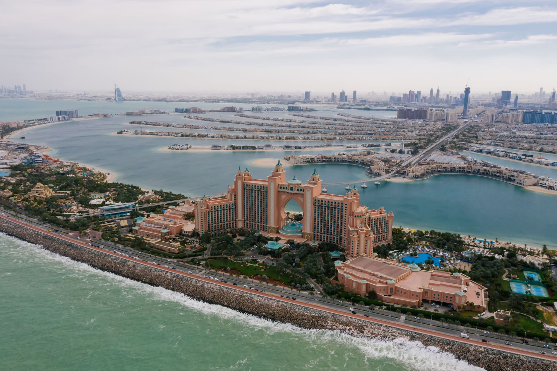 Palm Jumeirah und Atlantis The Palm aus der Luft, dahinter die Skyline von Dubai