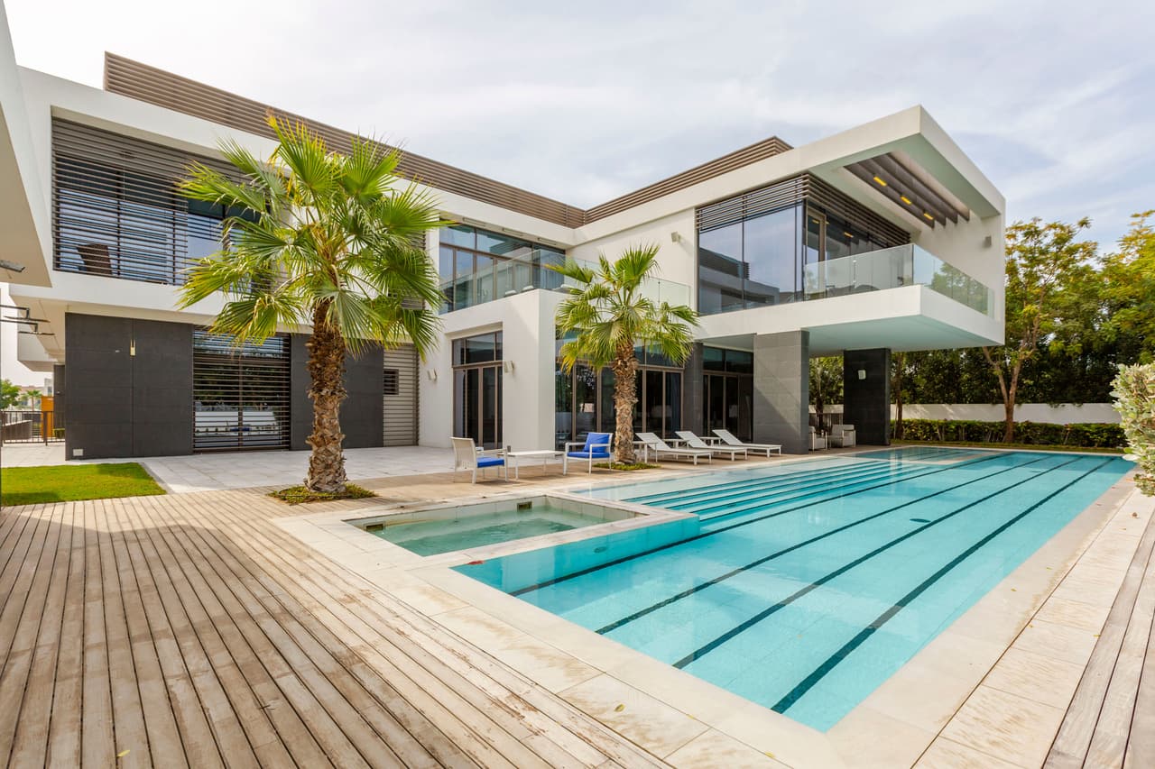 Moderne Villa mit Pool in Dubai